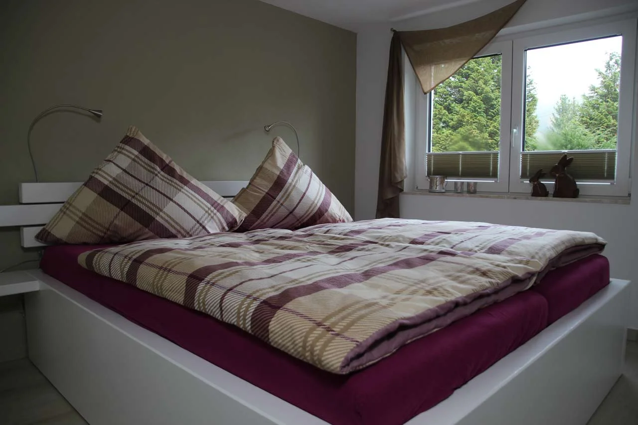Schlafzimmer mit Doppelbett